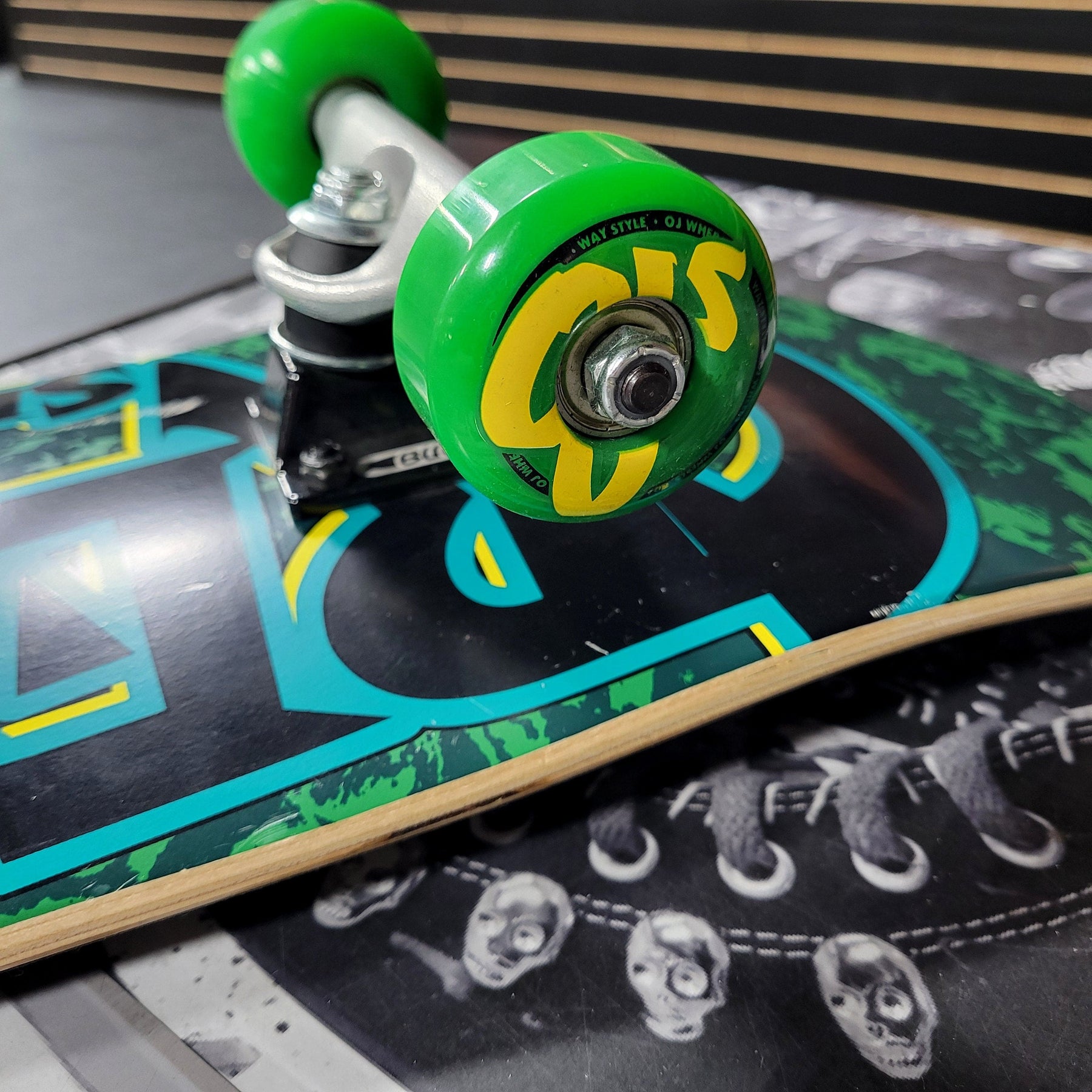 Creature Skateboards > Complete Boards Creature: Complete - Green & Teal Logo, 7.75" 10665212