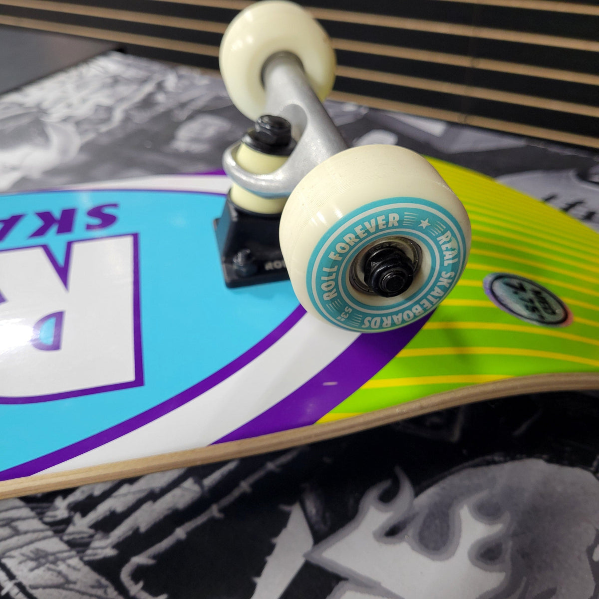 Real Skateboards > Complete Boards Real: Complete - Multicolored Logo, Med 7.75" 2100000211784