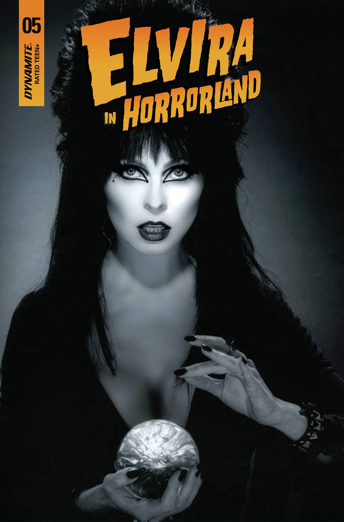 Dynamite Comic Books ELVIRA IN HORRORLAND #5 CVR D PHOTO 72513031949405041 JUL220676