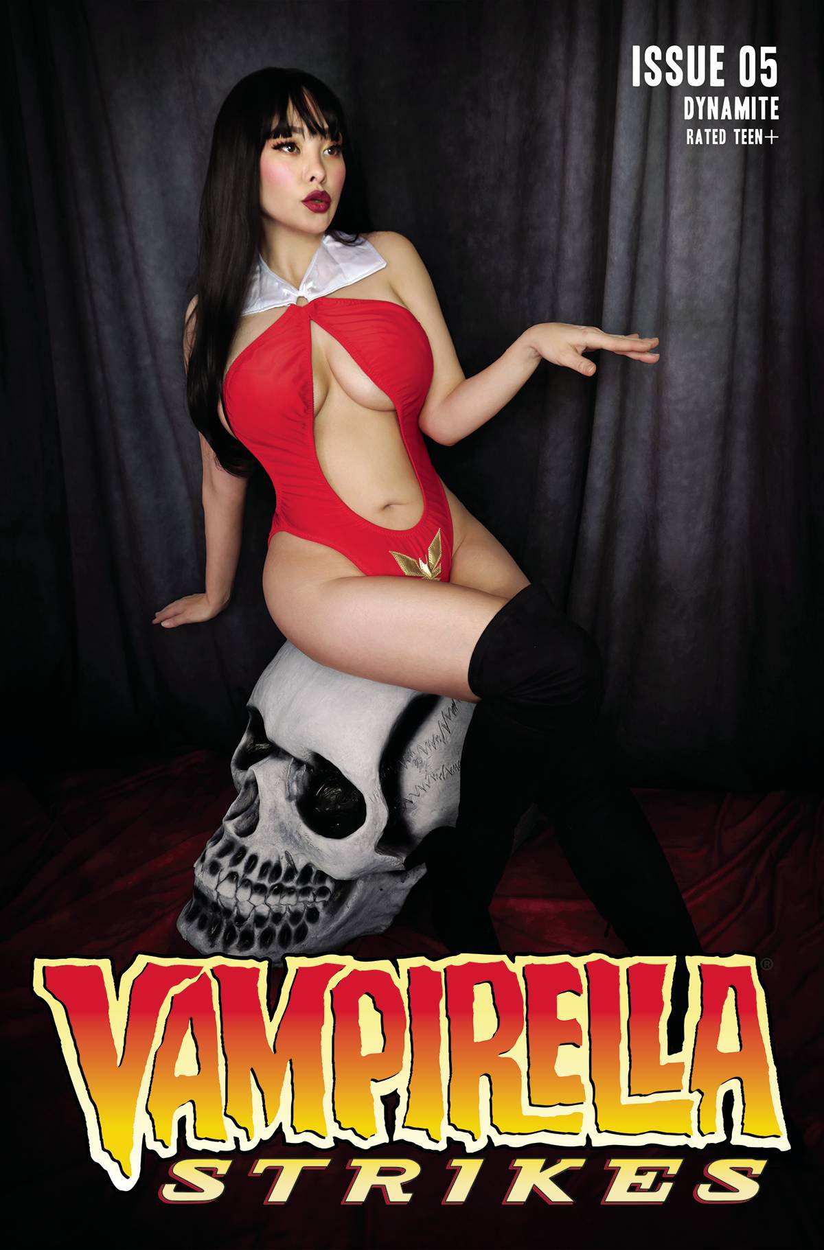 Dynamite Comic Books VAMPIRELLA STRIKES #5 CVR E COSPLAY 72513031950005051 JUL220740